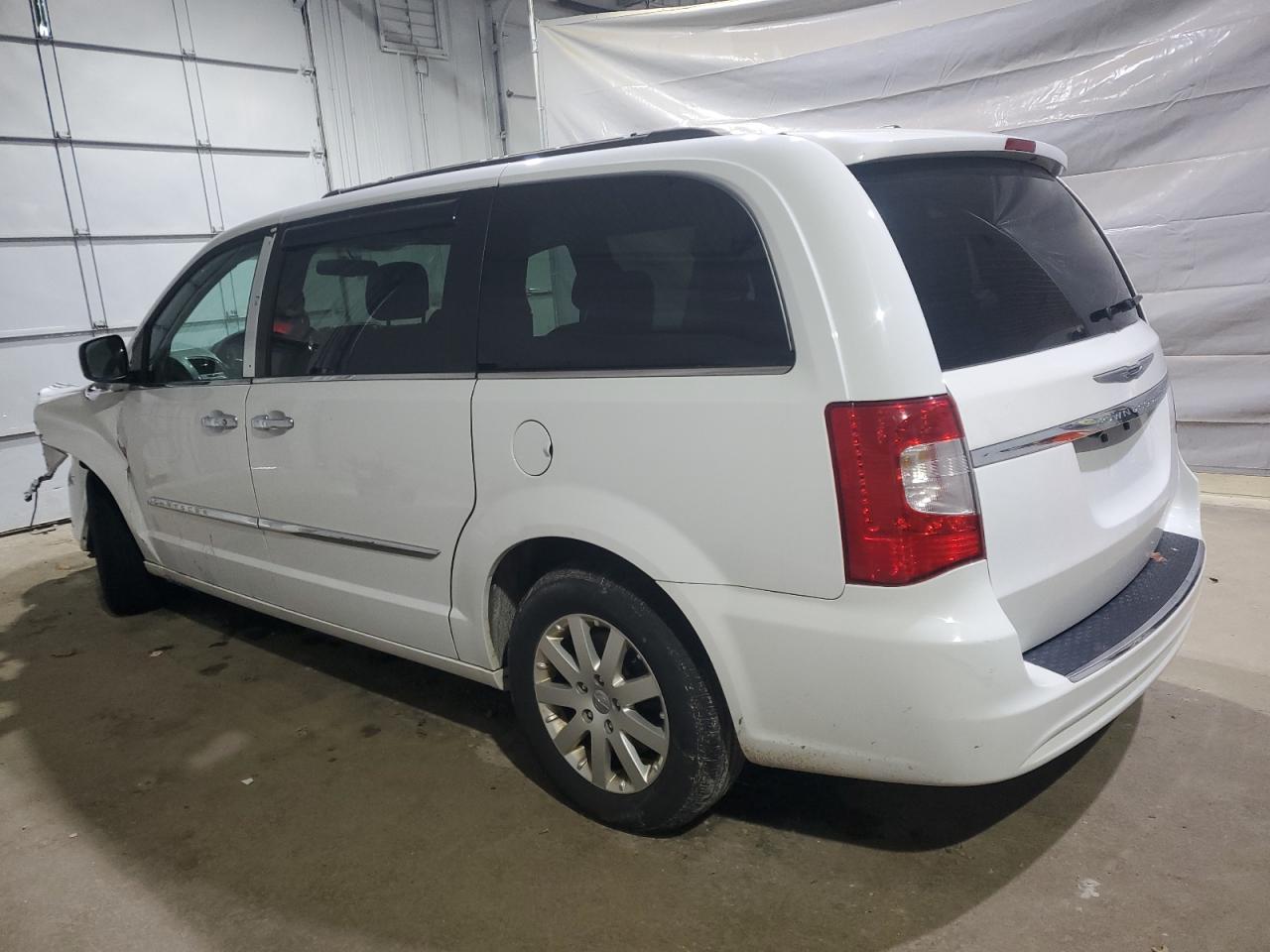 Chrysler Minivan Touring Image 9
