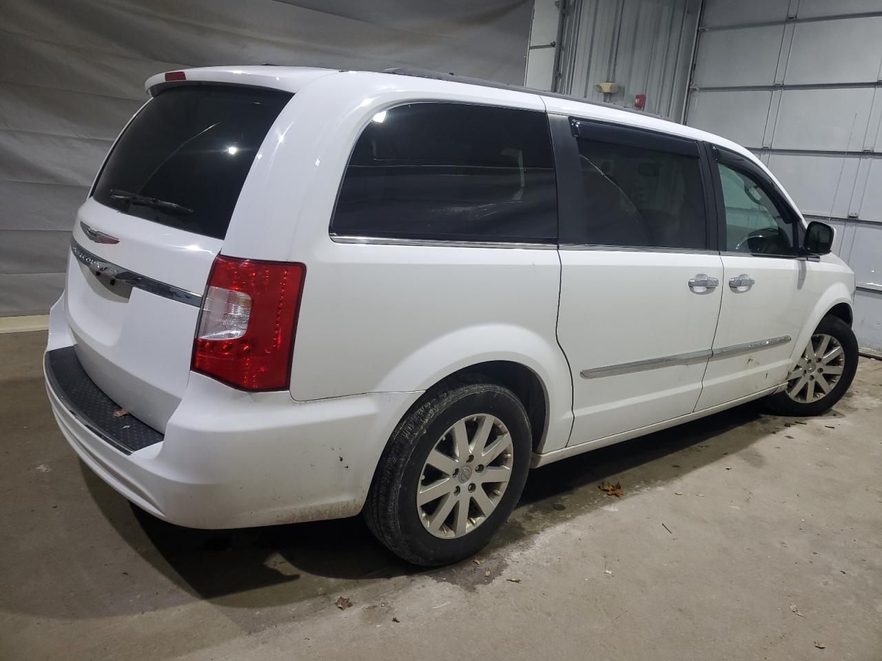 Chrysler Minivan Touring Image 2