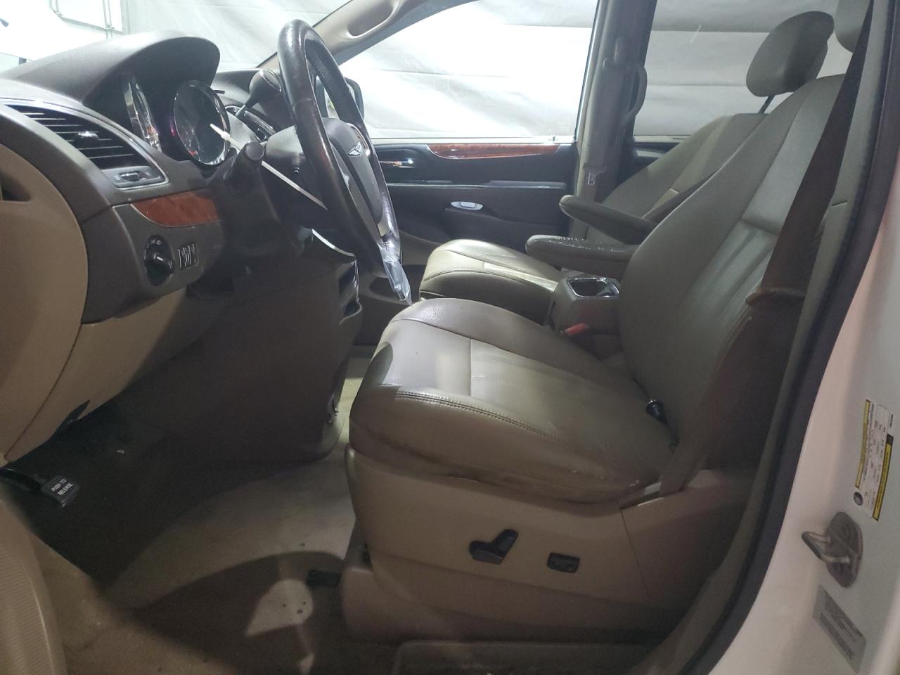 Chrysler Minivan Touring Image 3