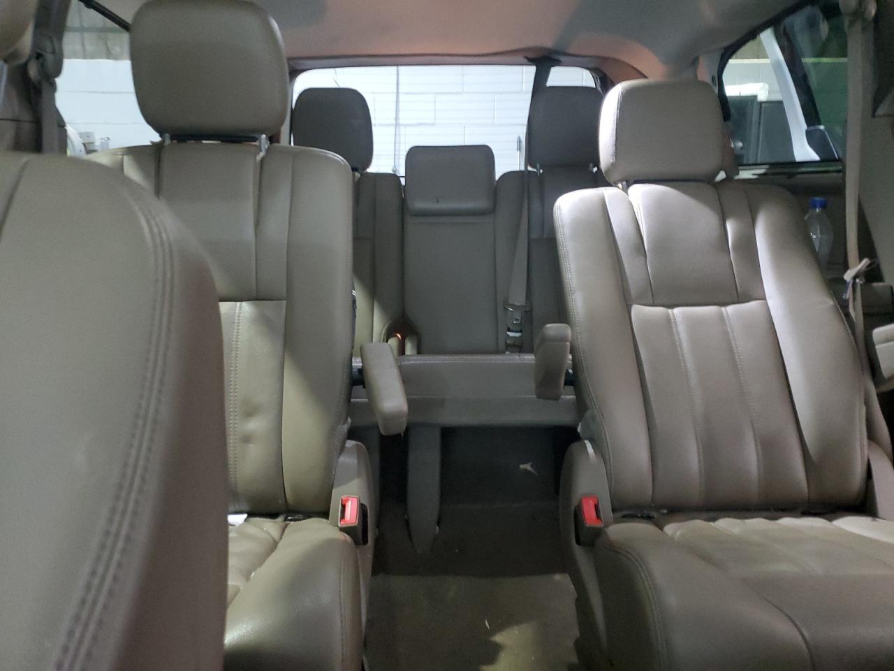 Chrysler Minivan Touring Image 13