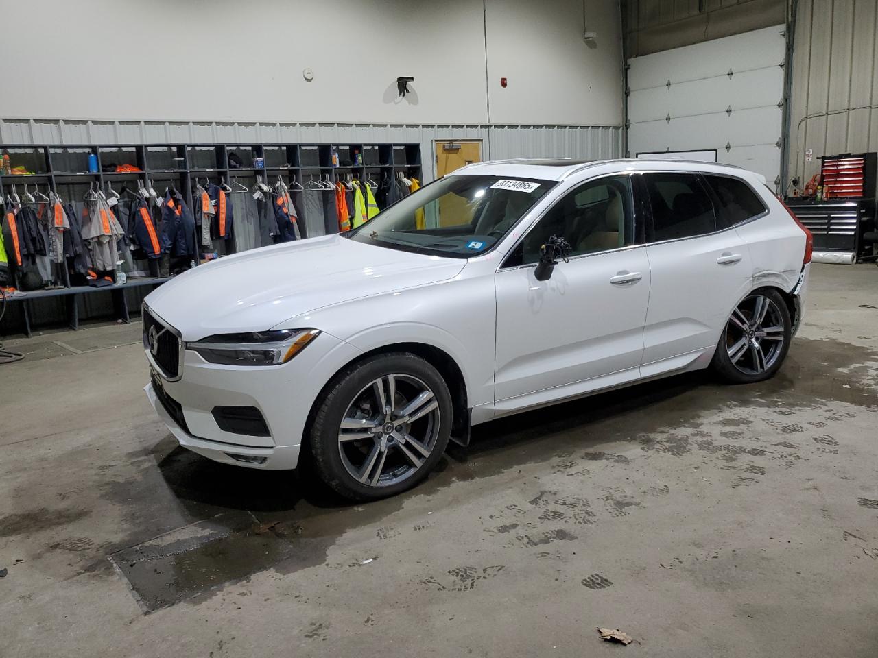 Volvo XC60 T5 Momentum Image 1
