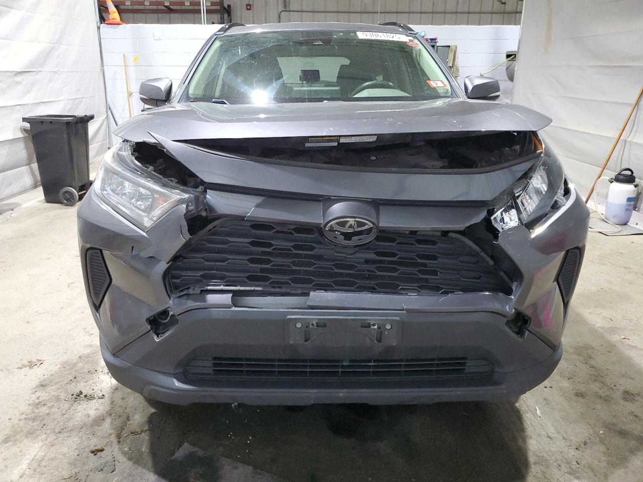 Toyota RAV4 Le Image 5