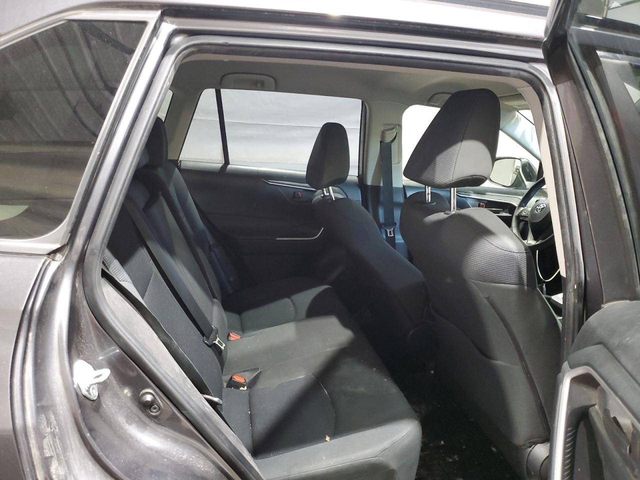 Toyota RAV4 Le Image 12