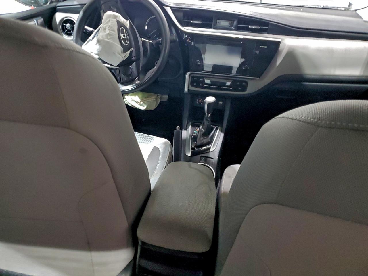 Toyota Corolla L Image 8