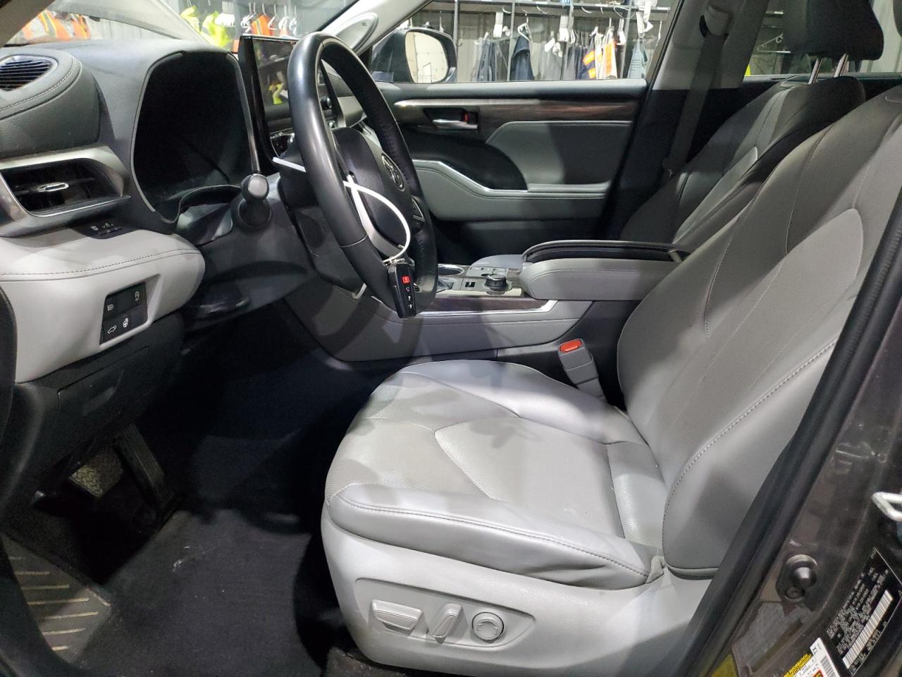 Toyota Highlander L Image 6
