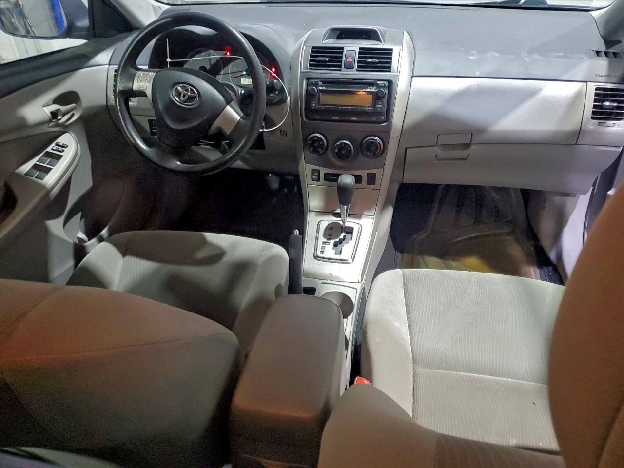 Toyota Corolla Base Image 9