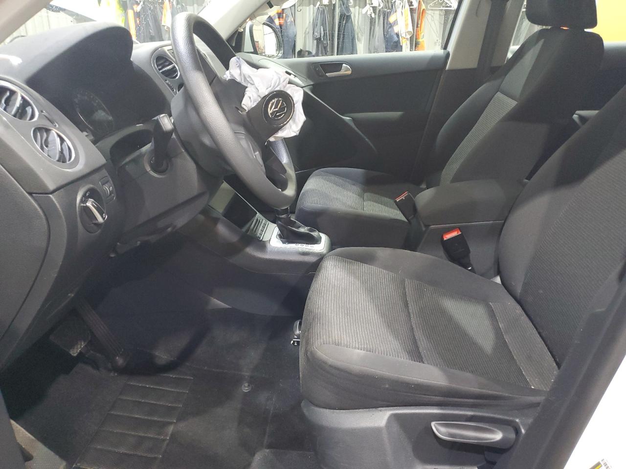 Volkswagen Tiguan S Image 6