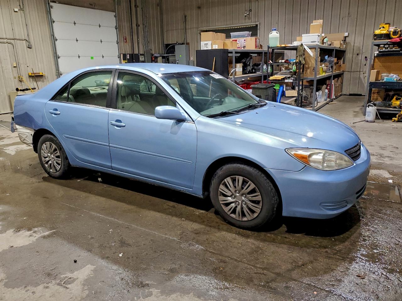 Toyota Camry Le Image 9