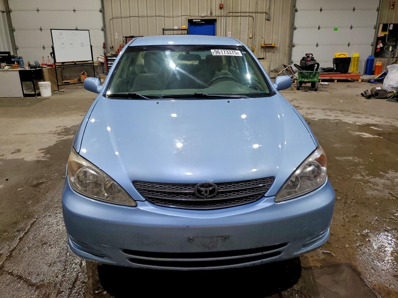 Toyota Camry Le Image 11