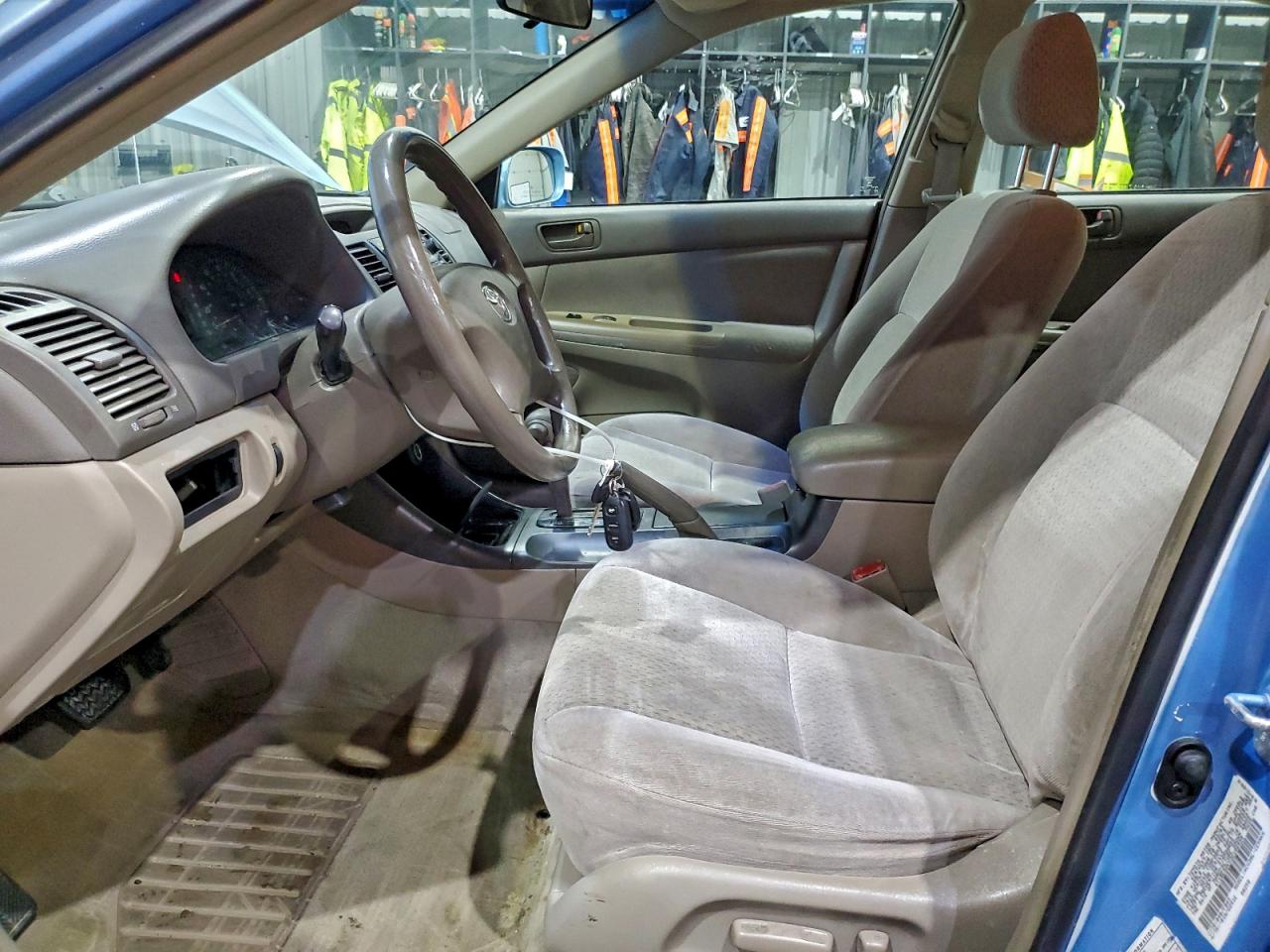 Toyota Camry Le Image 6