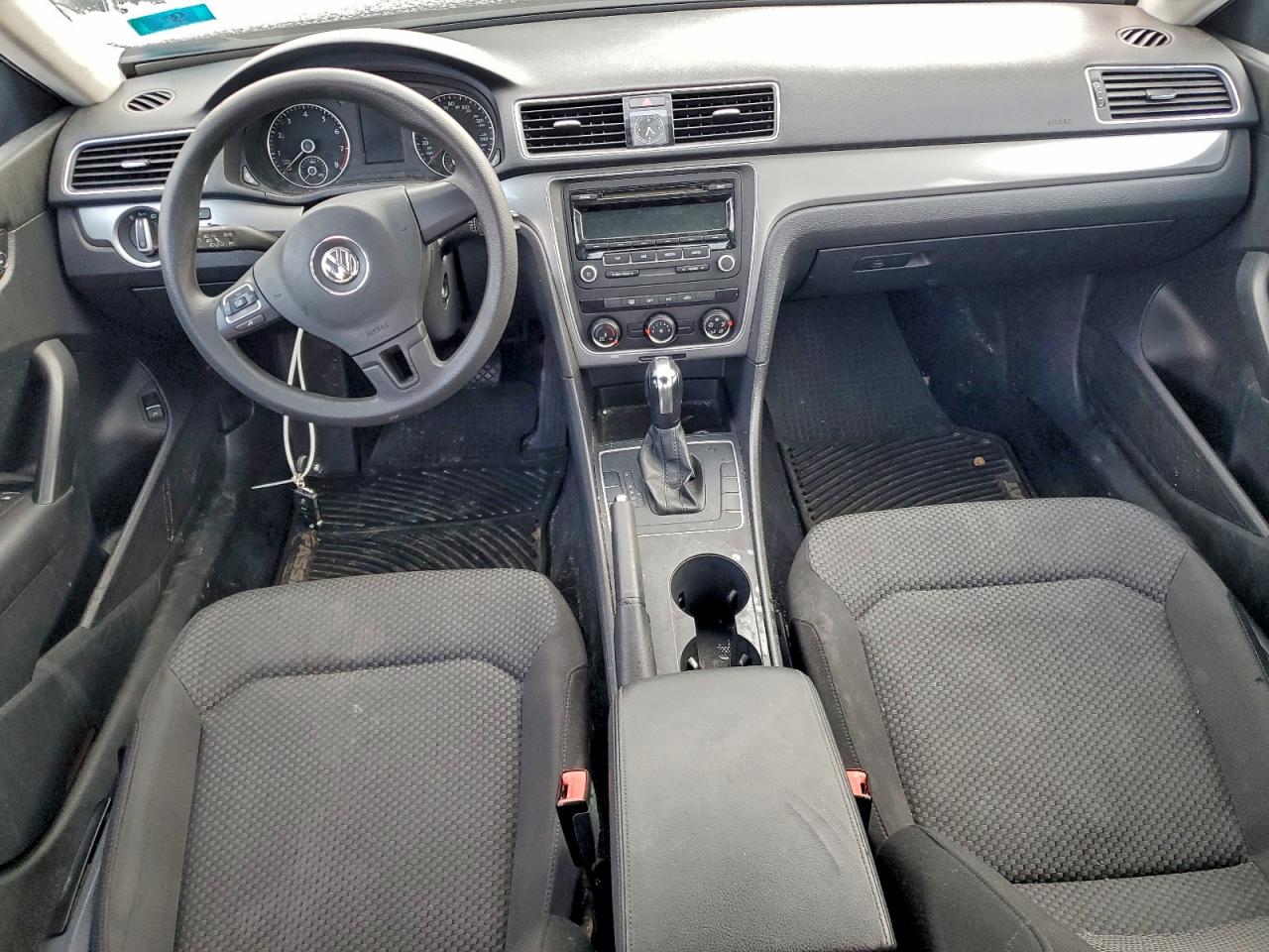 Volkswagen Passat S Image 9