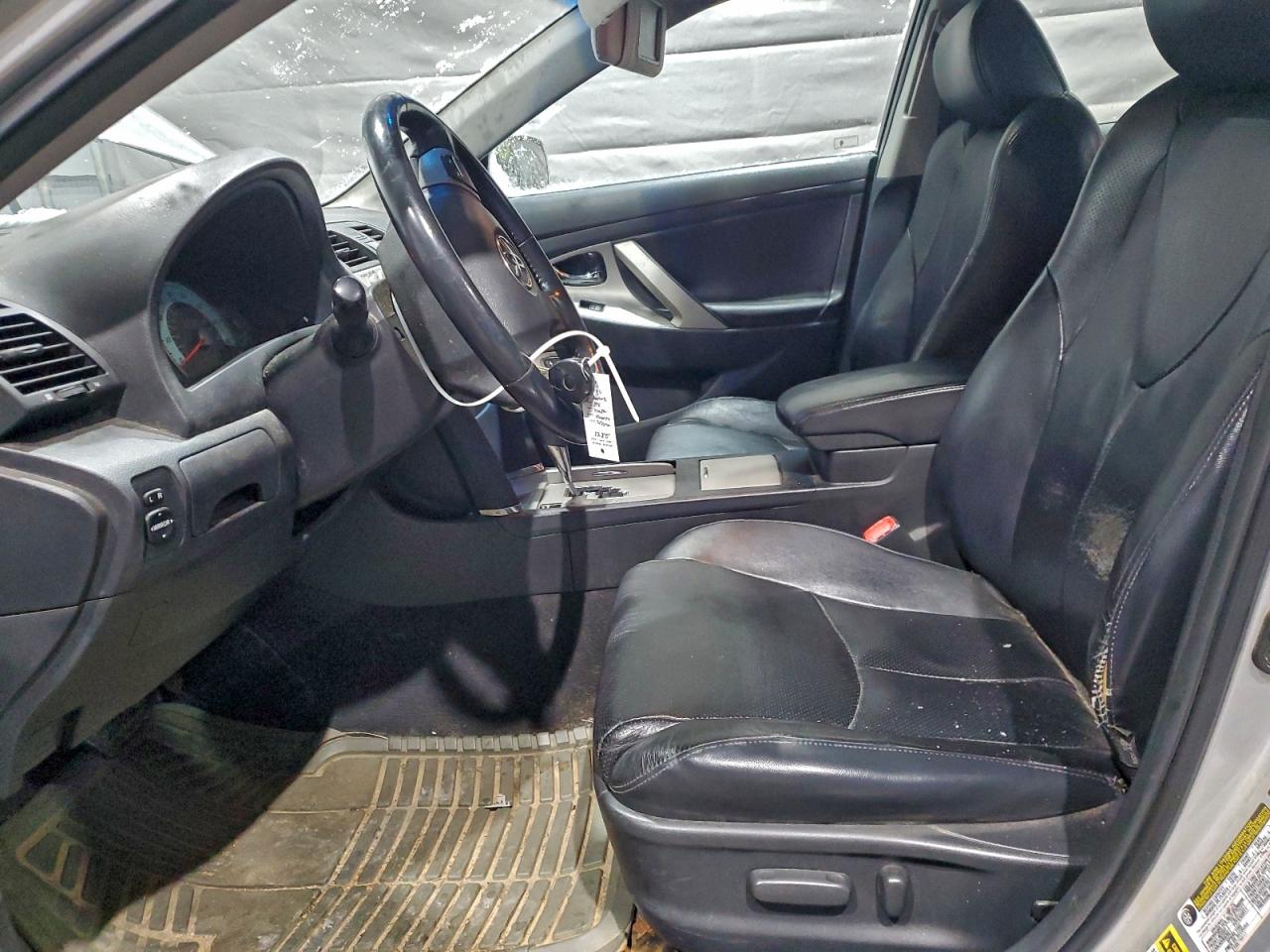 Toyota Camry Le Image 4