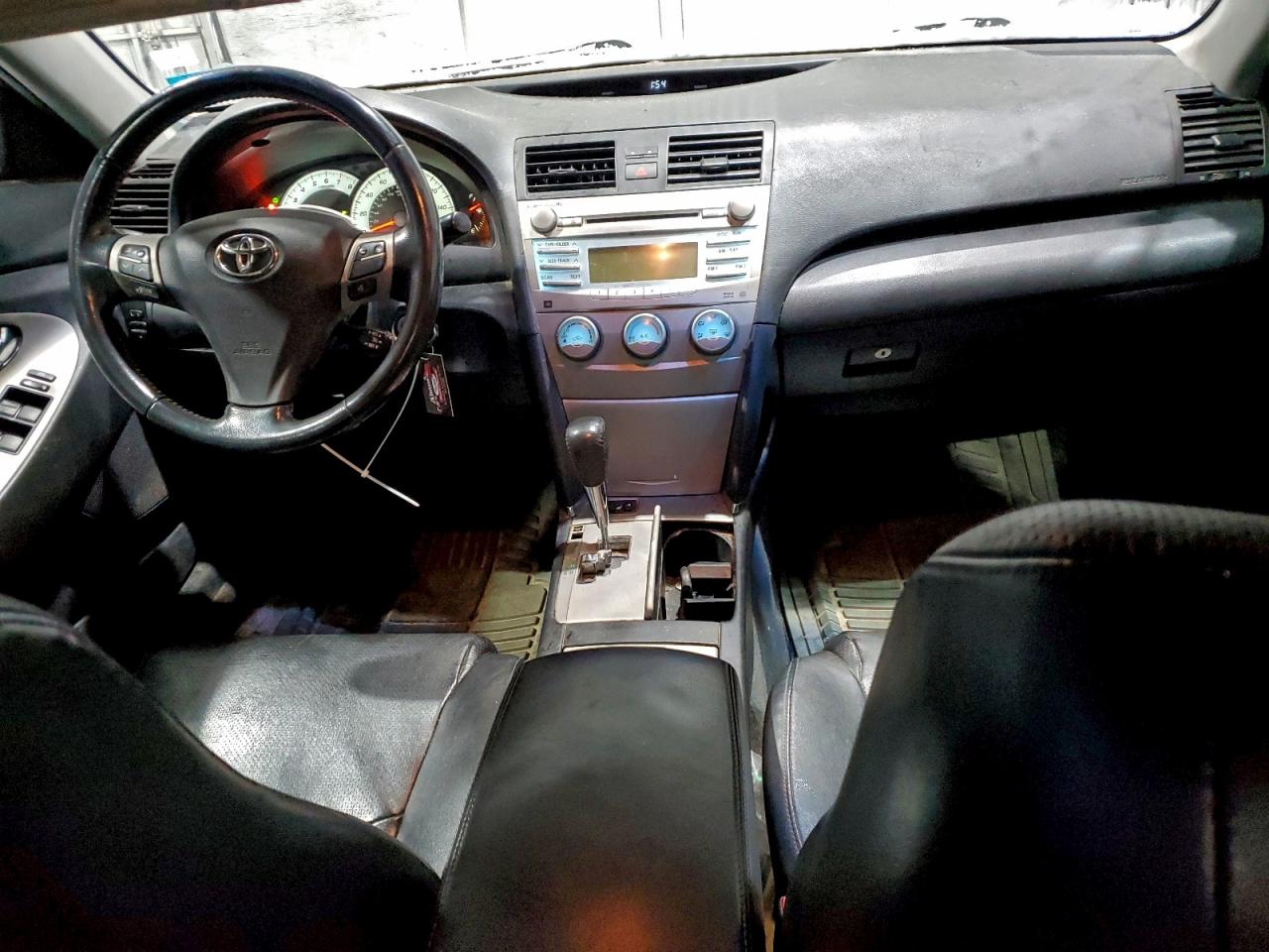 Toyota Camry Le Image 7