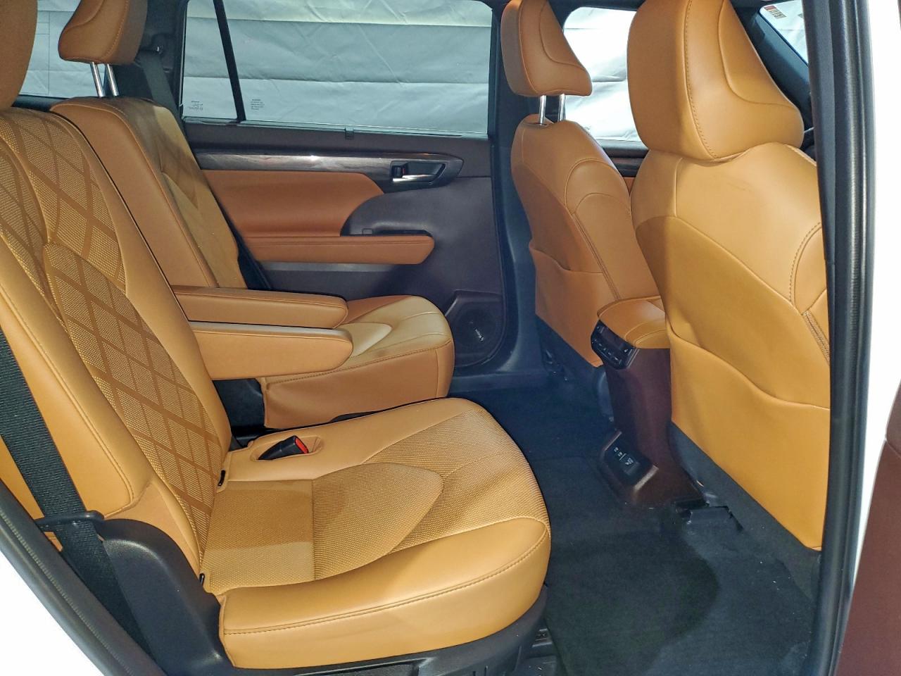 Toyota Highlander Hybrid Platinum Image 8