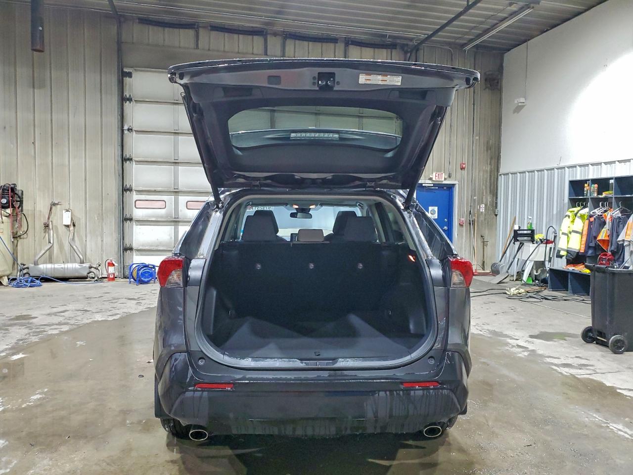 Toyota RAV4 Xle Image 3