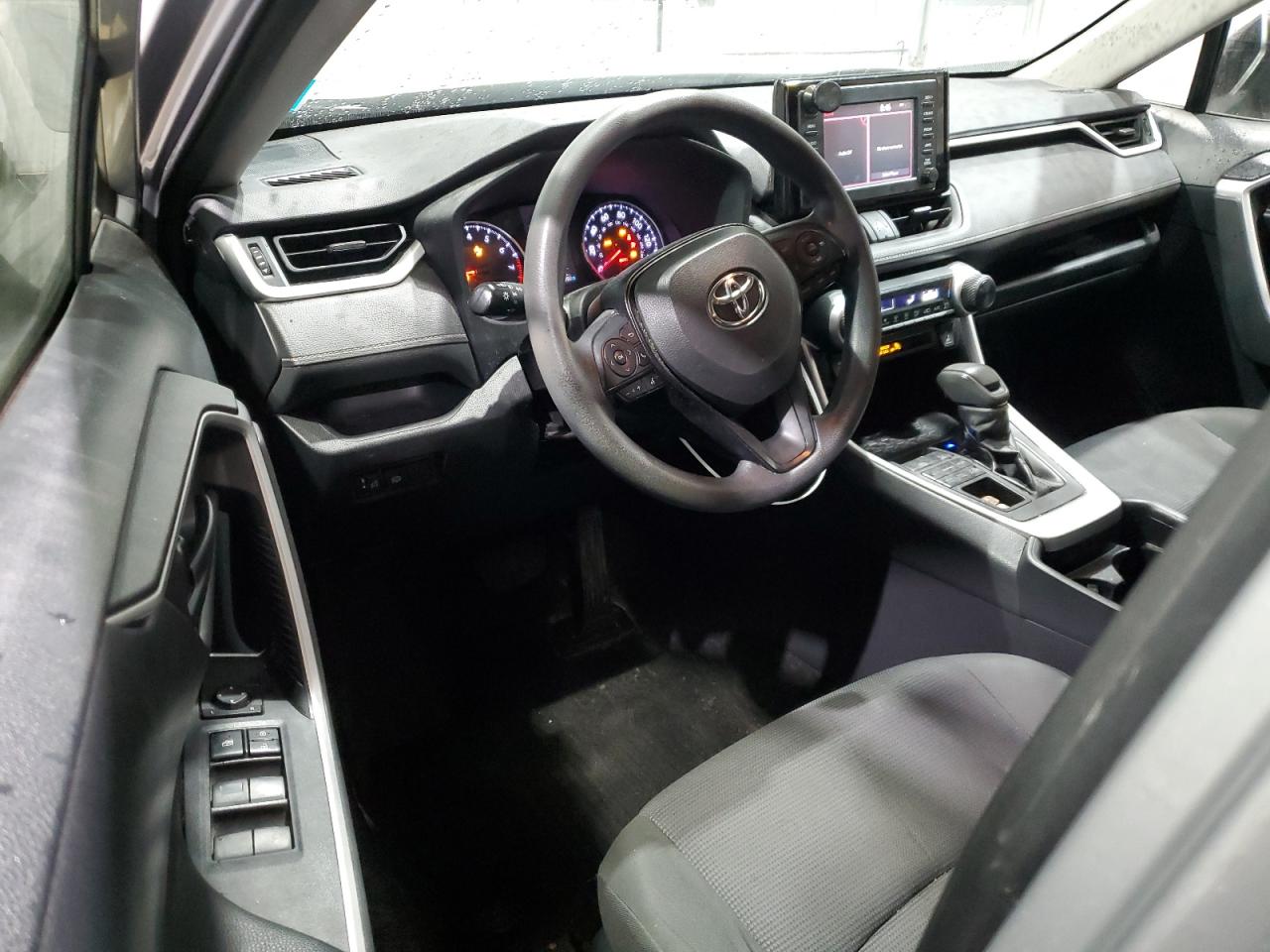 Toyota RAV4 Le Image 13