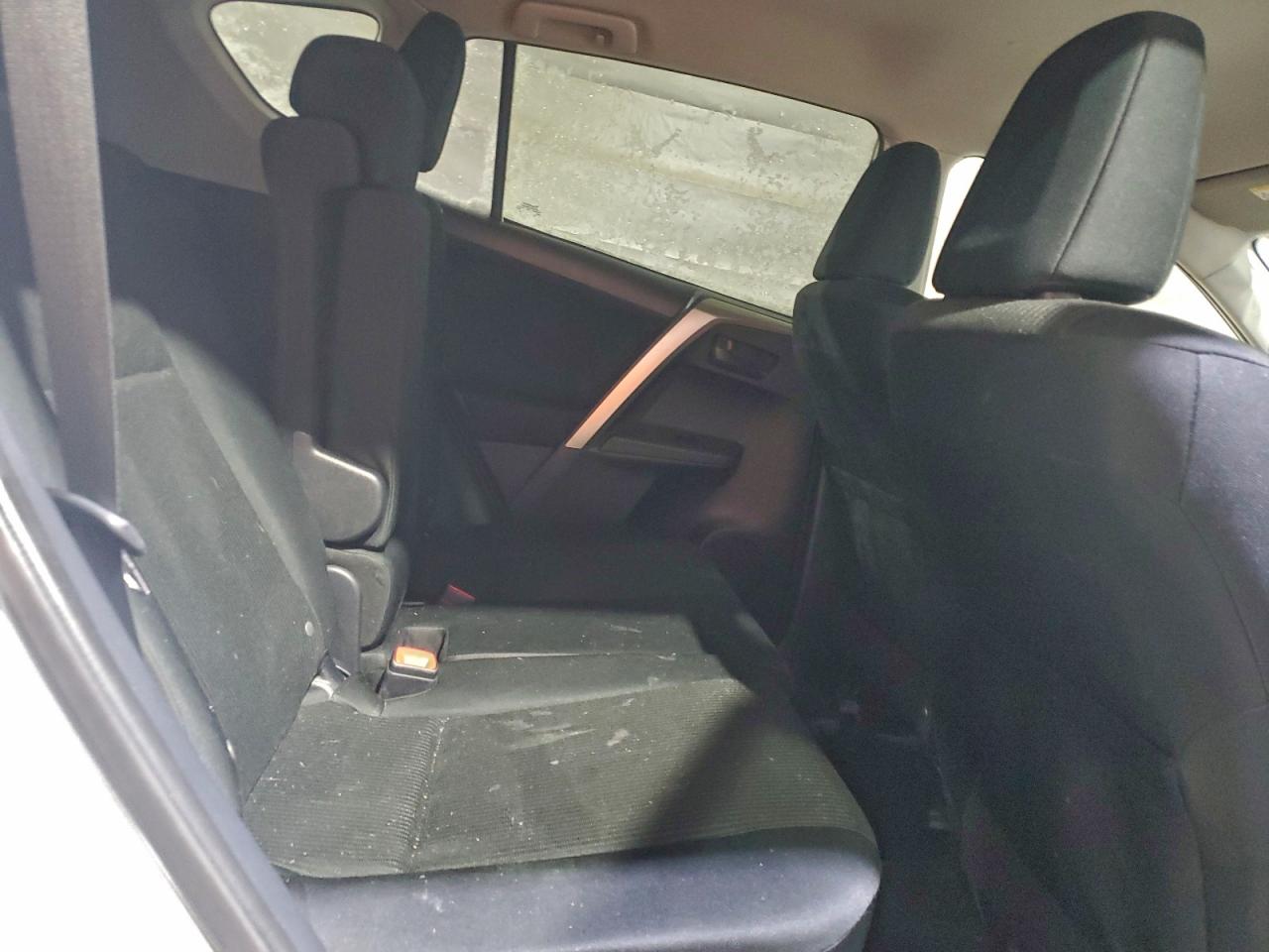 Toyota RAV4 Le Image 11