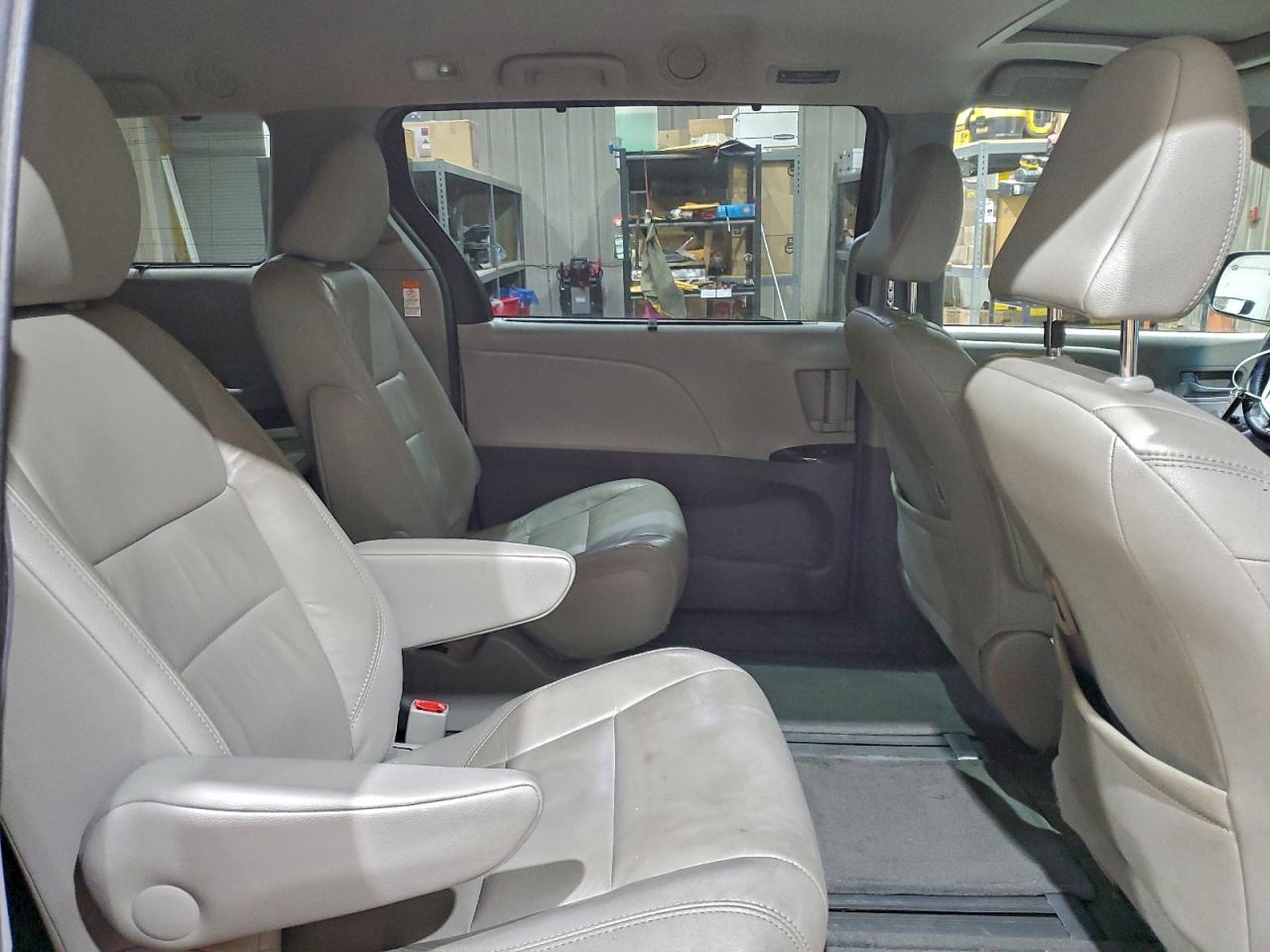 Toyota Sienna Xle Image 10