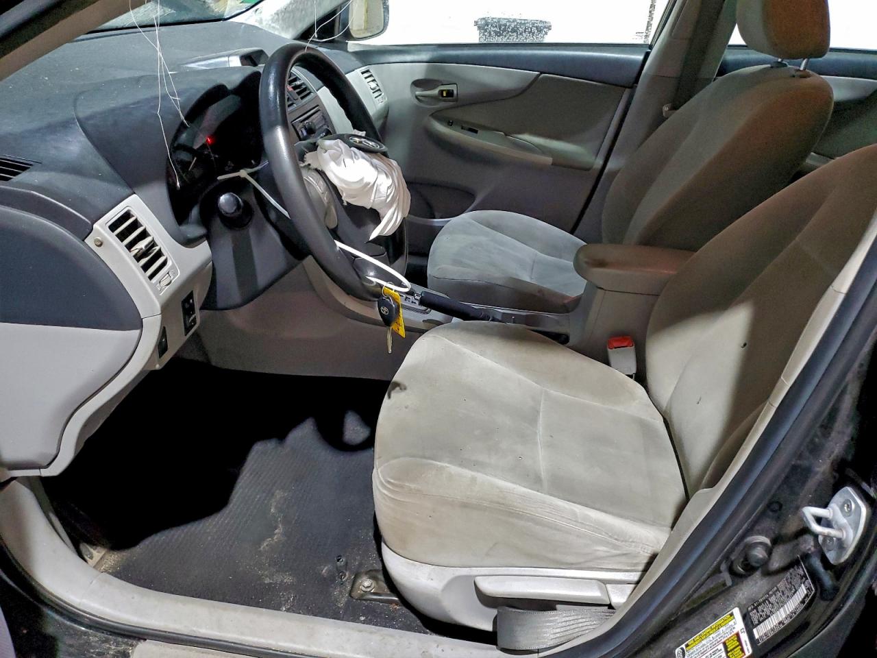 Toyota Corolla Base Image 4