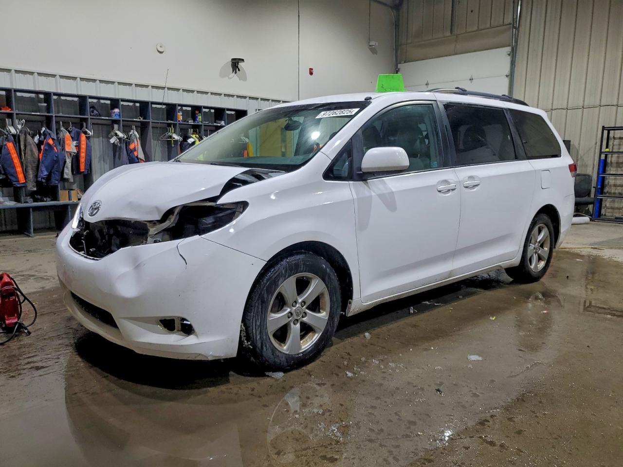 Toyota Sienna Le Image 1