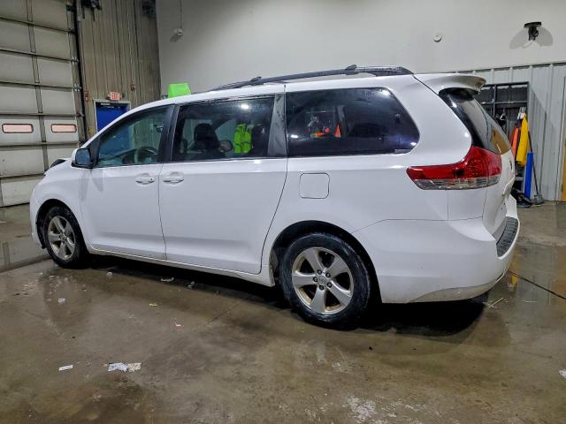 Toyota Sienna Le Image 2