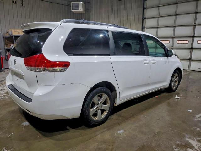 Toyota Sienna Le Image 7