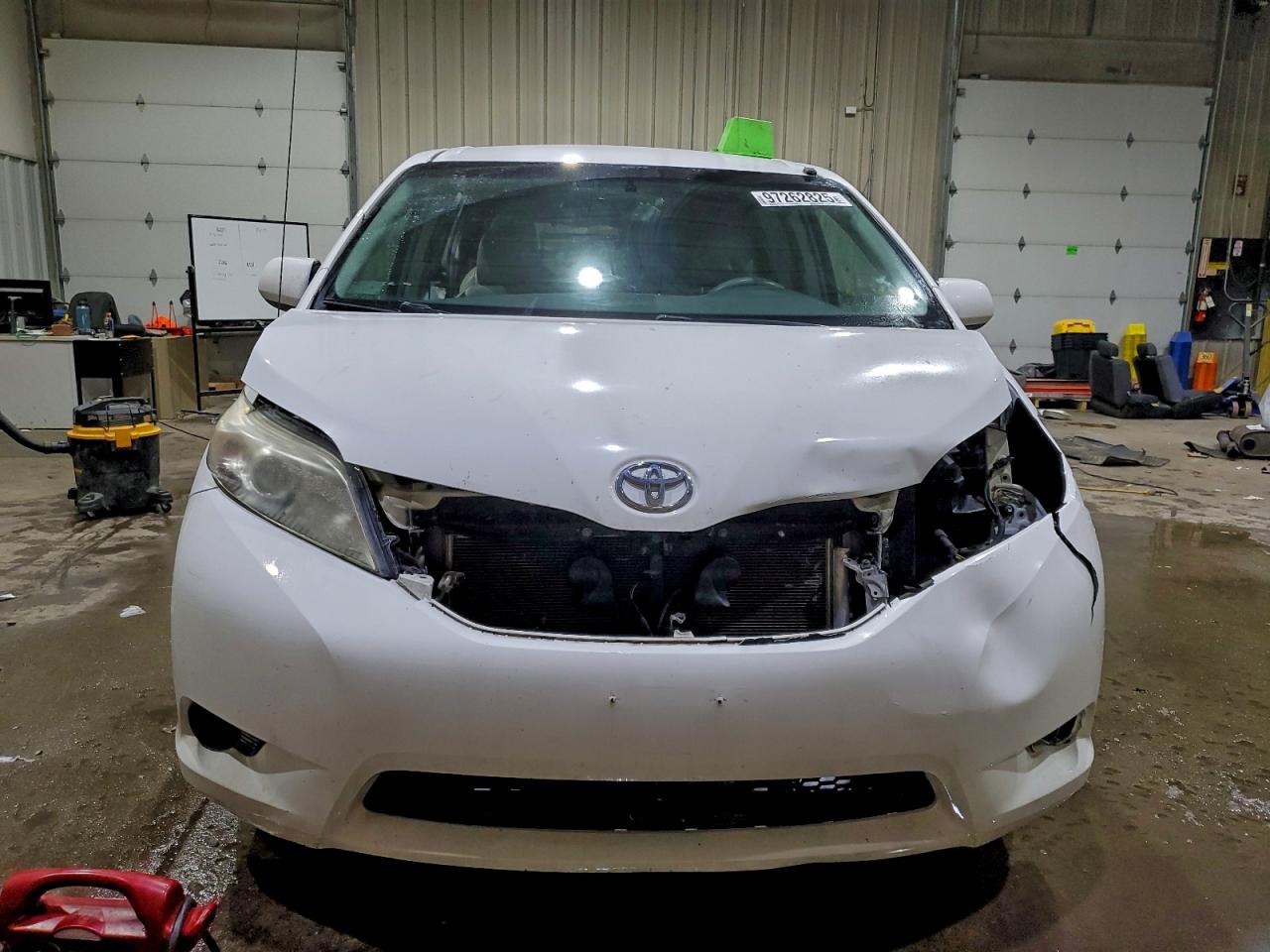 Toyota Sienna Le Image 4