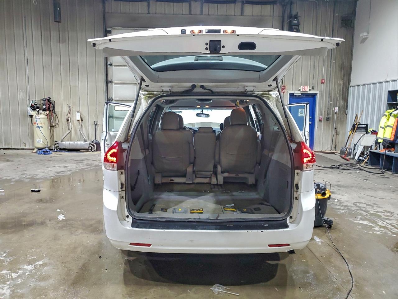 Toyota Sienna Le Image 12