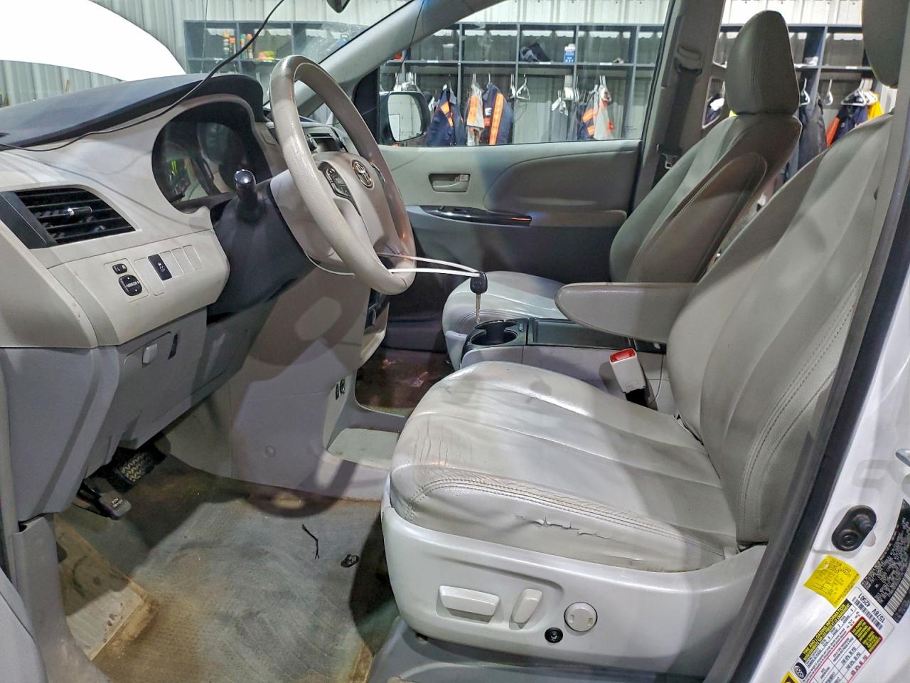 Toyota Sienna Le Image 6