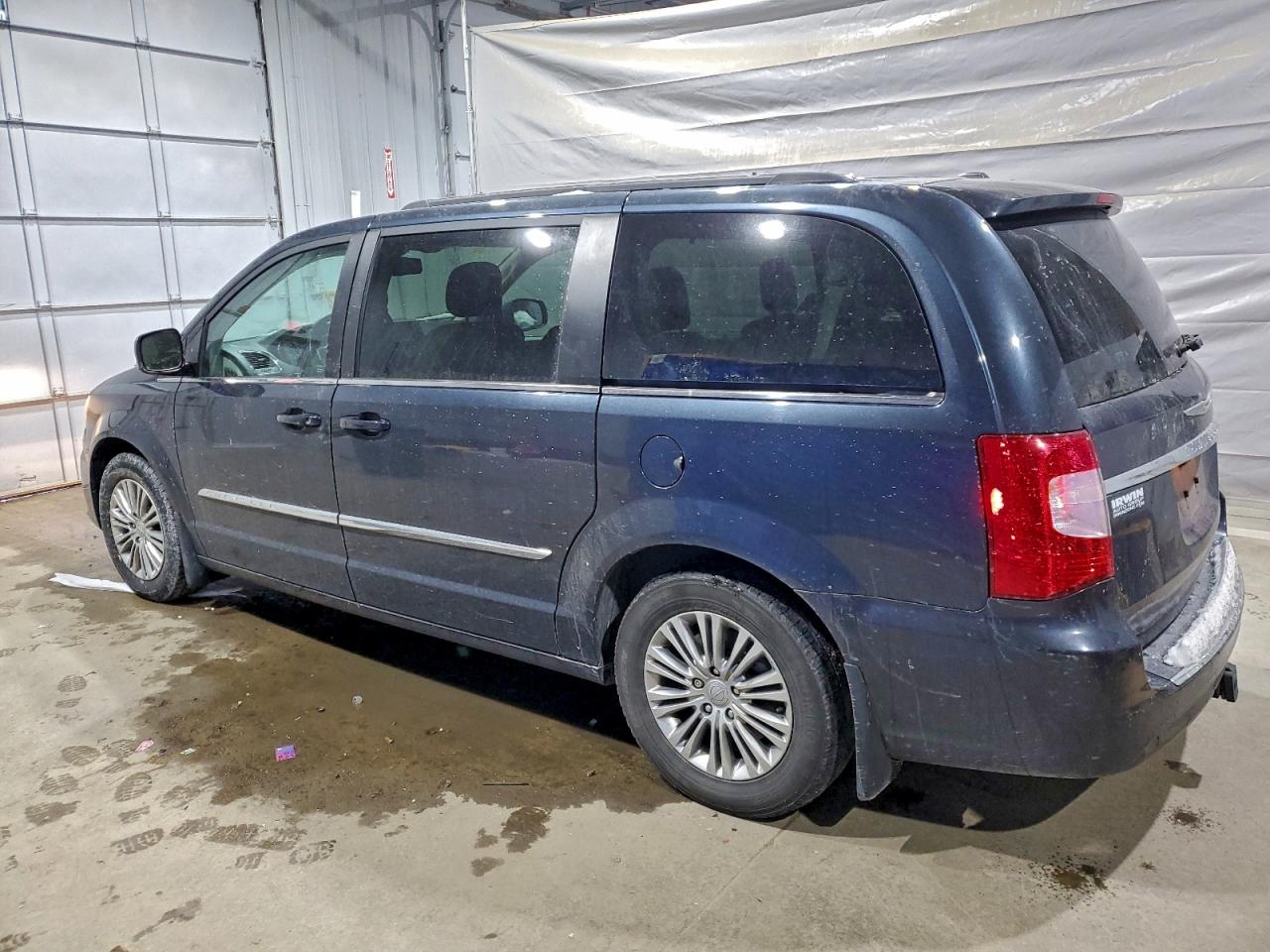 Chrysler Minivan Touring L Image 3