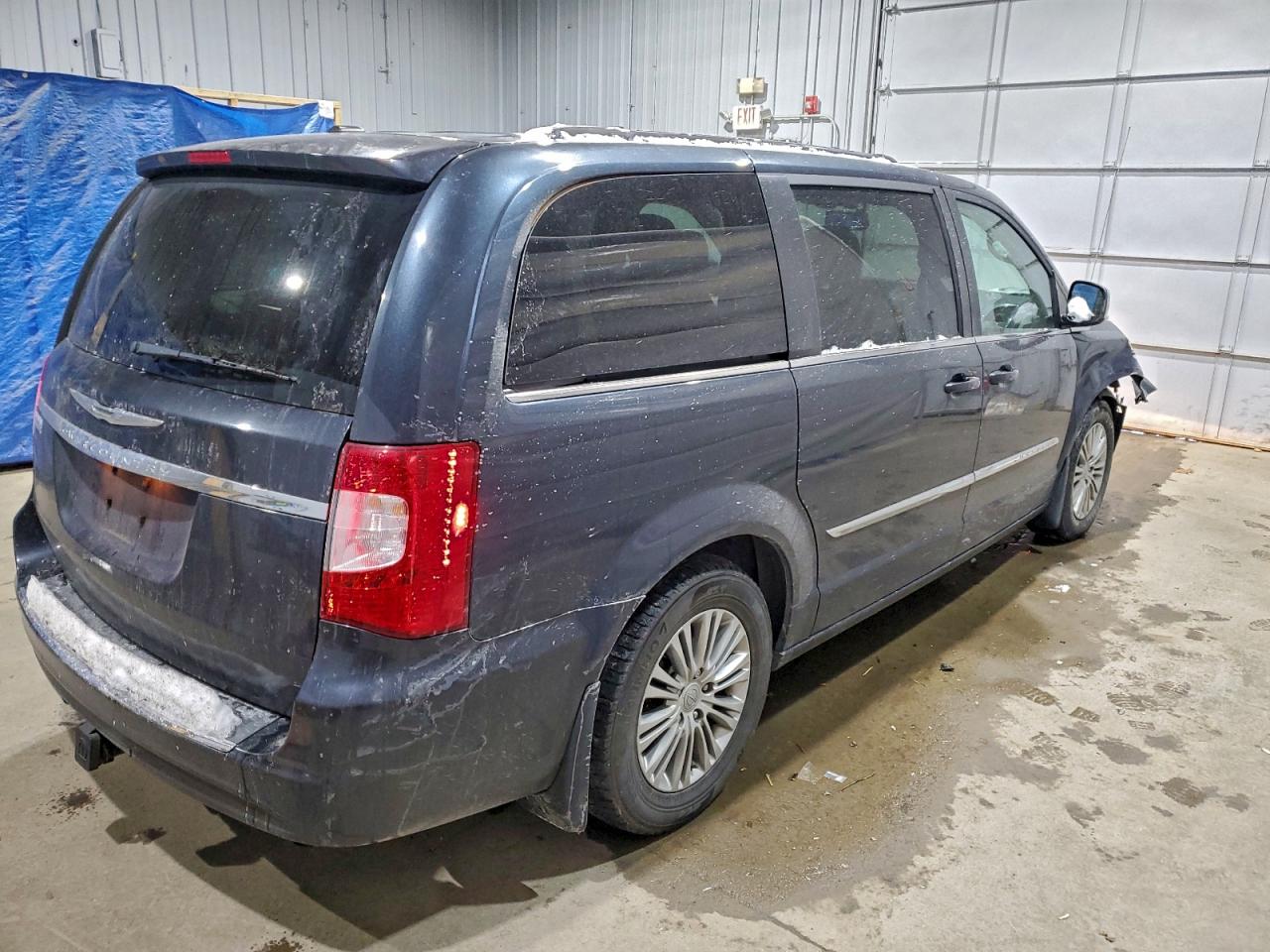 Chrysler Minivan Touring L Image 2
