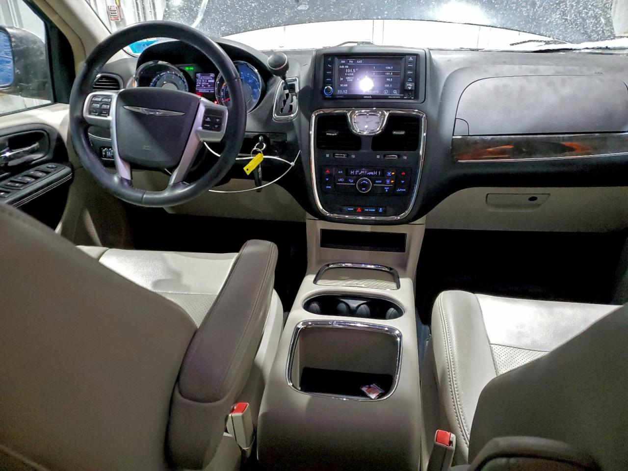 Chrysler Minivan Touring L Image 12