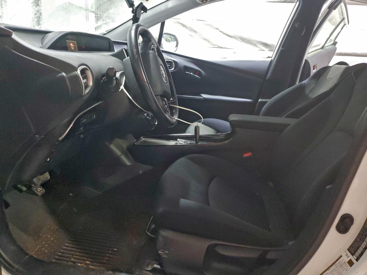 Toyota Prius Le Image 7