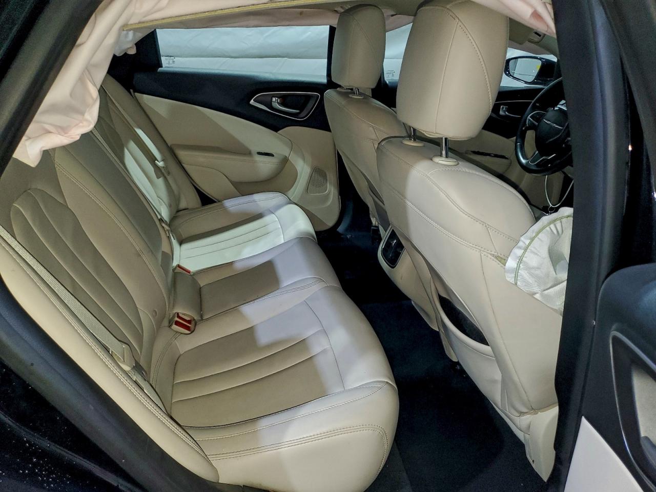 Chrysler 200 C Image 8