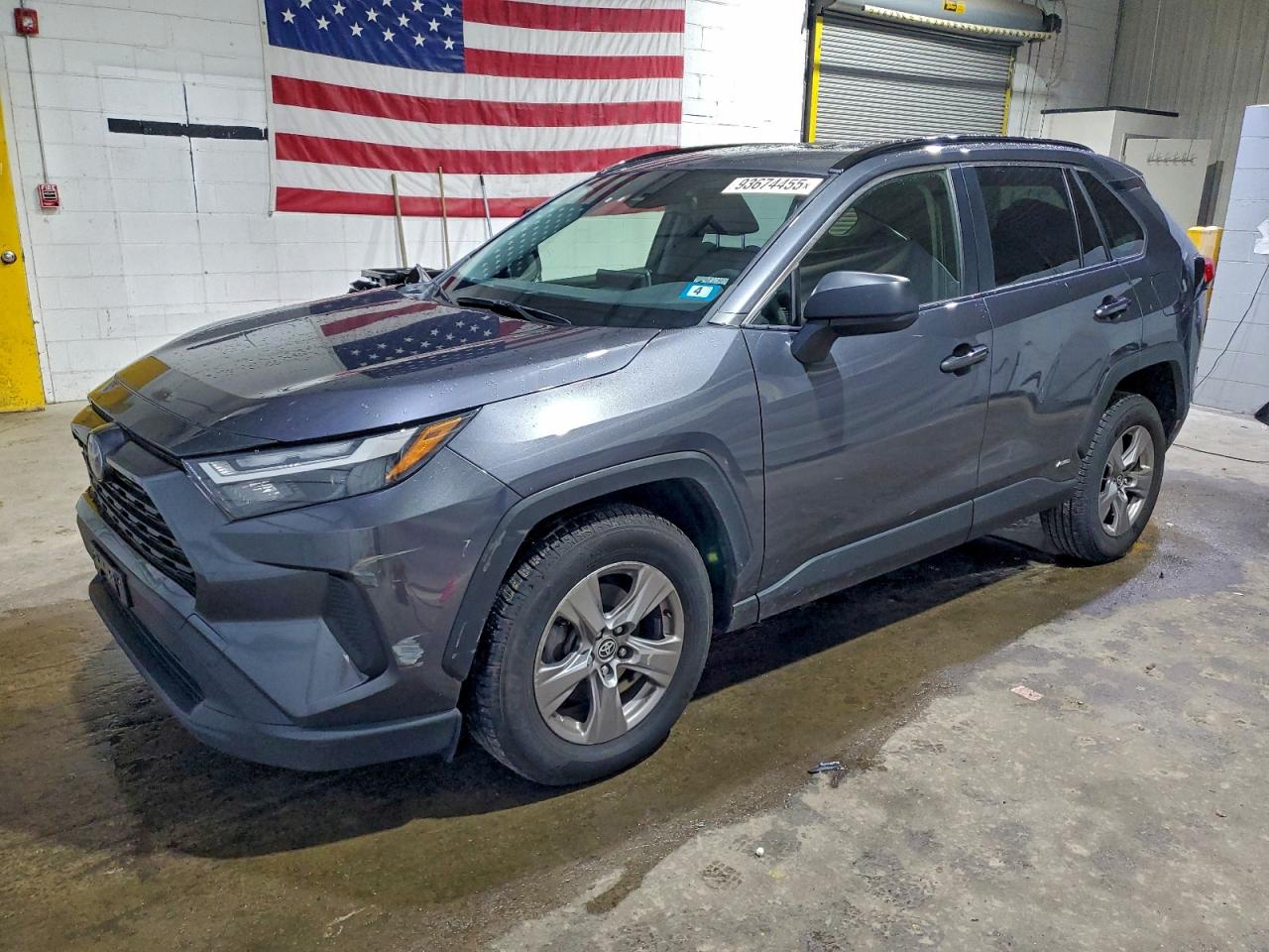 Toyota RAV4 Le Image 1