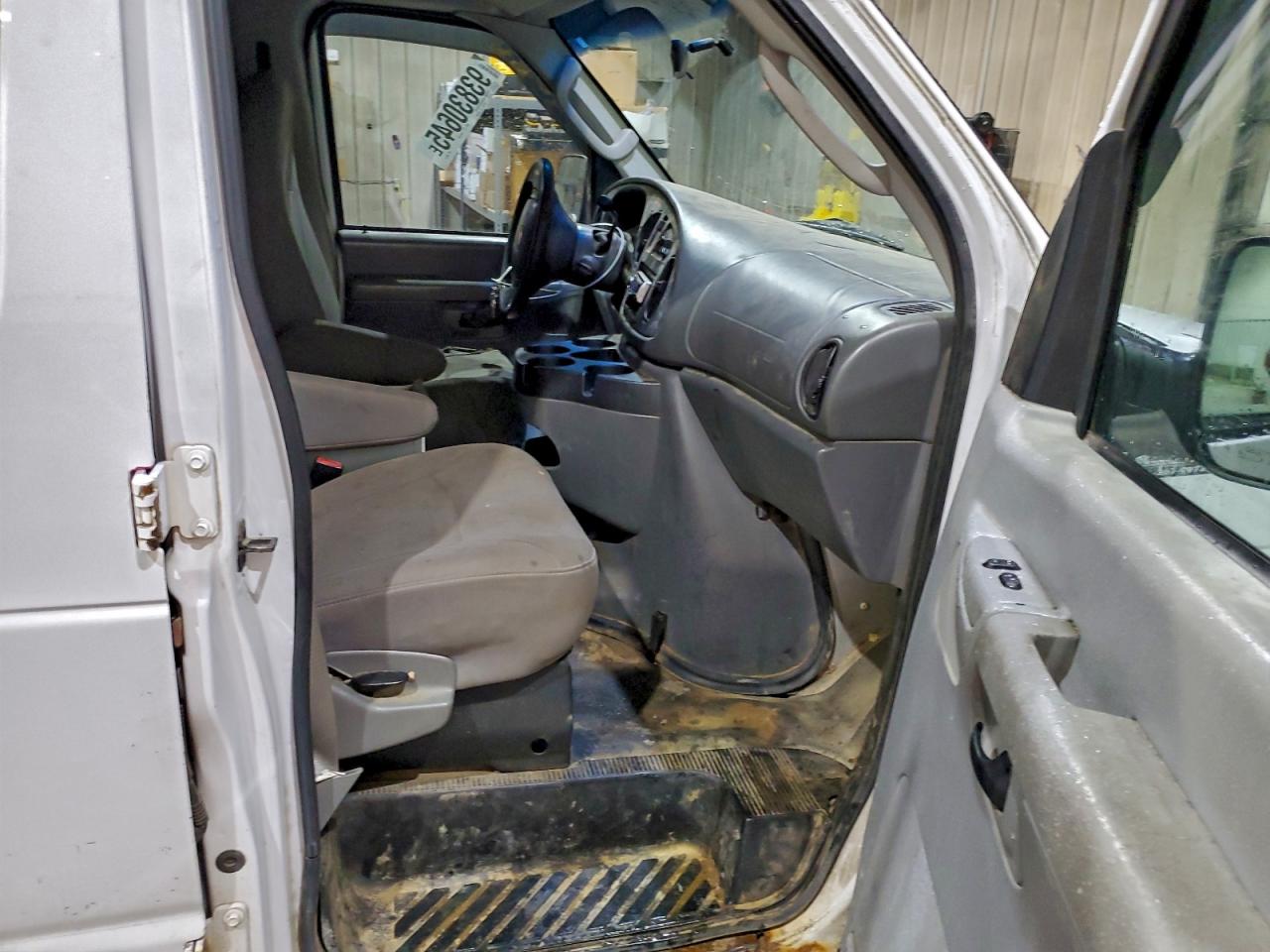 Ford E-250 E250 Van Image 8