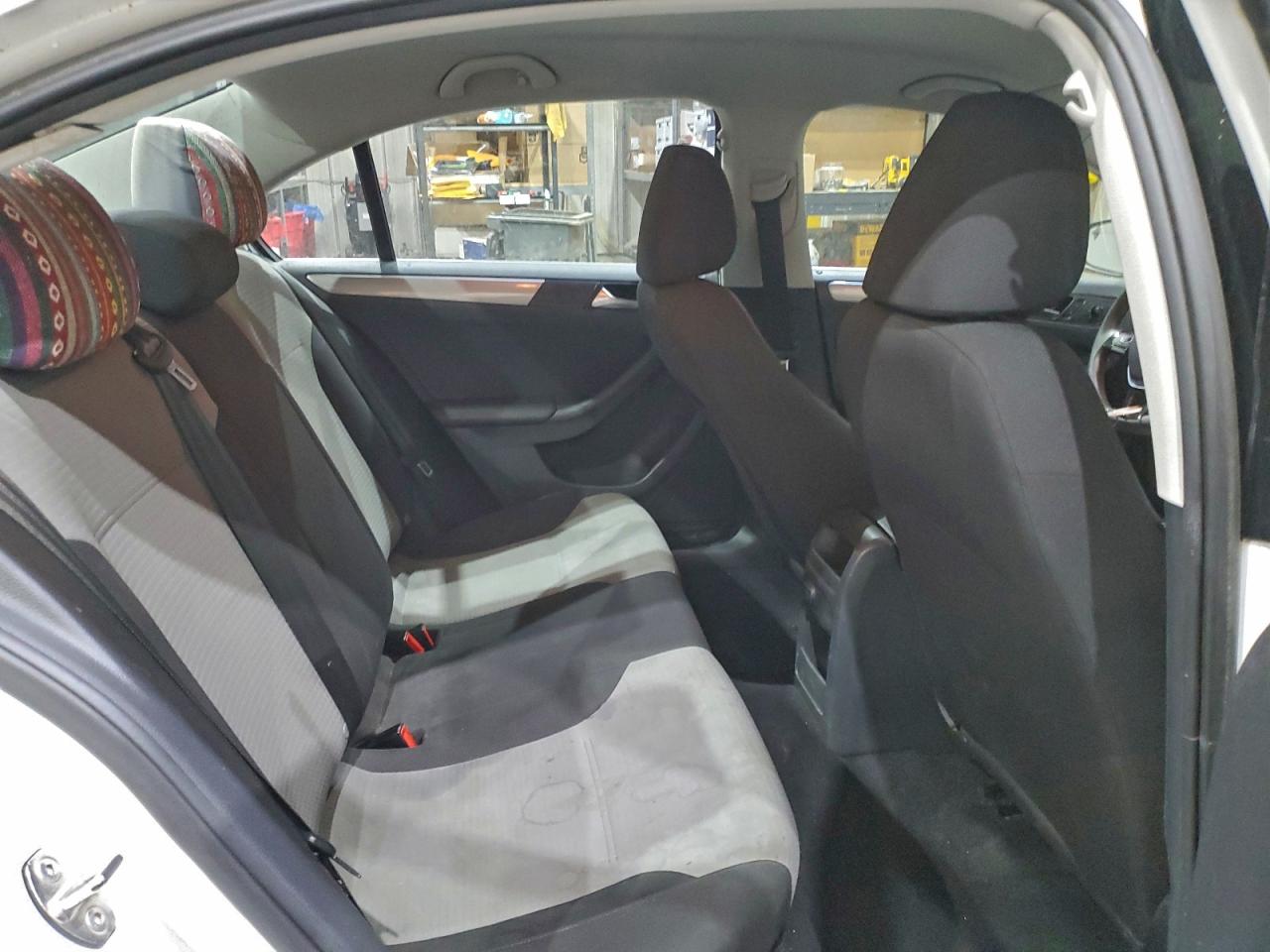 Volkswagen Jetta S Image 4