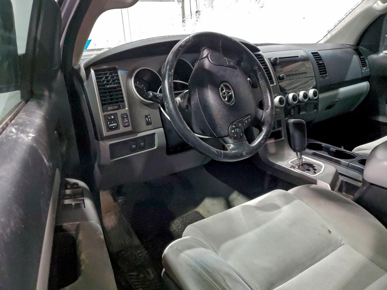 Toyota Sequoia Sr5 Image 10