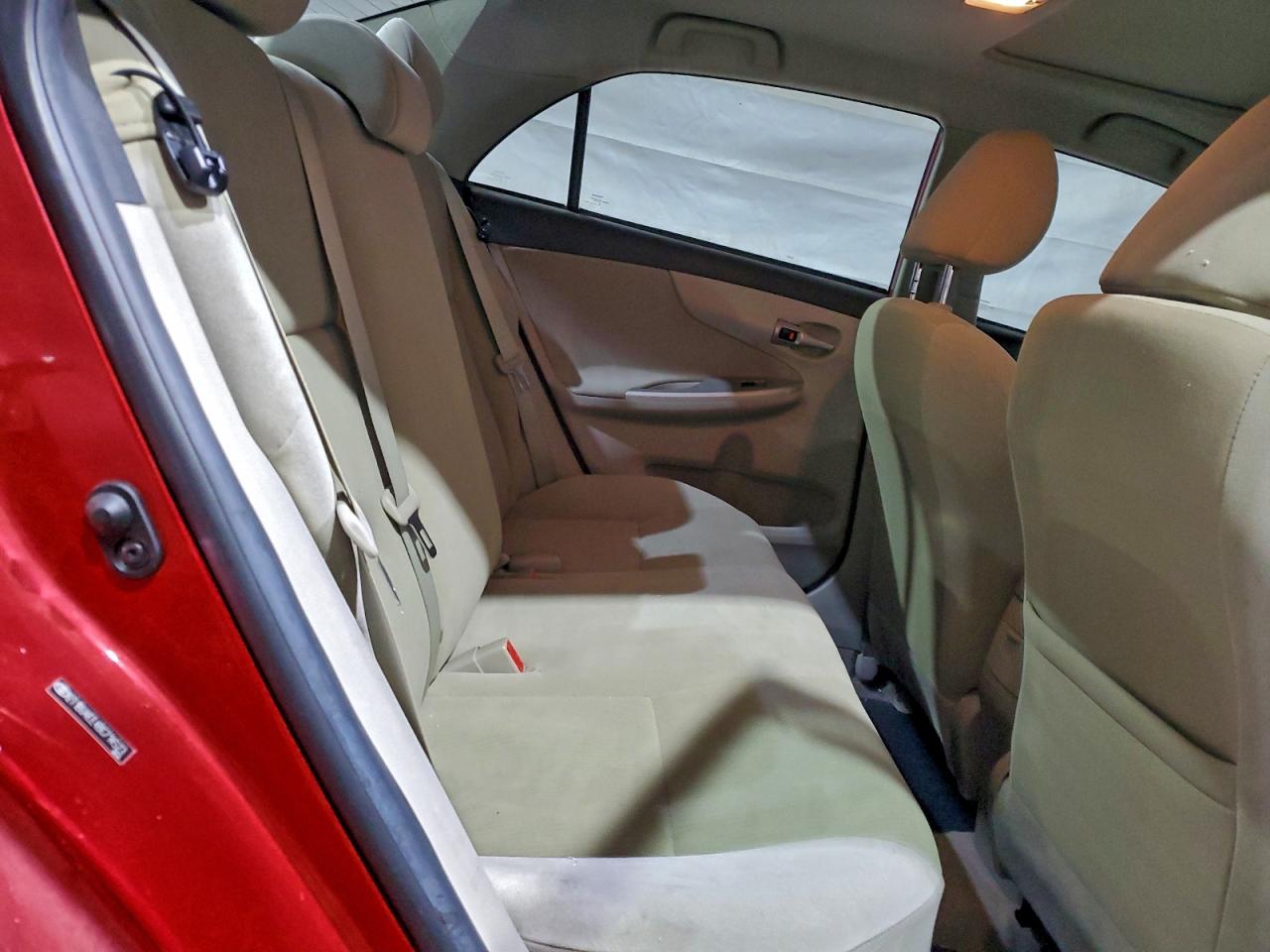 Toyota Corolla Base Image 10