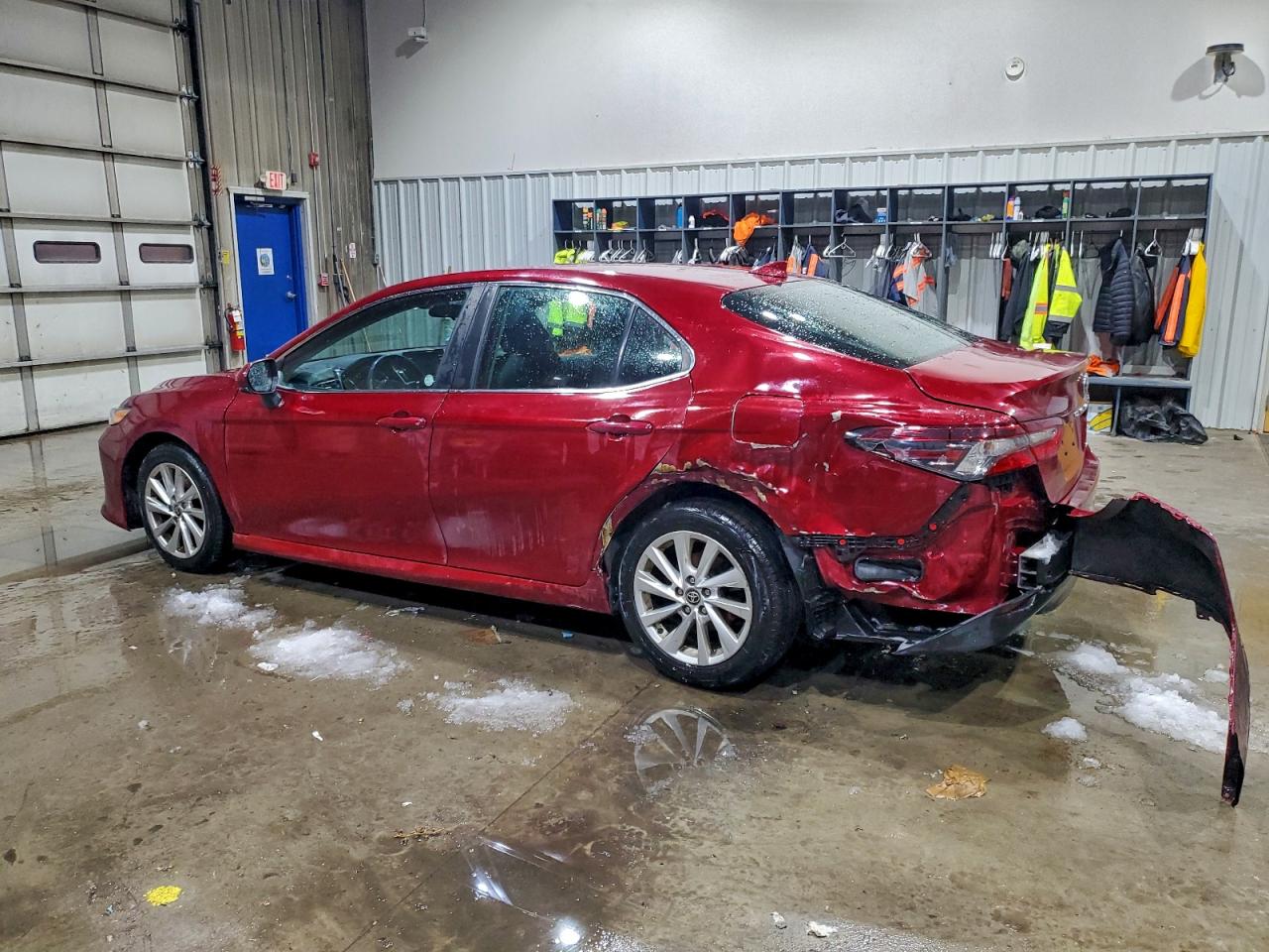 Toyota Camry Le Image 3