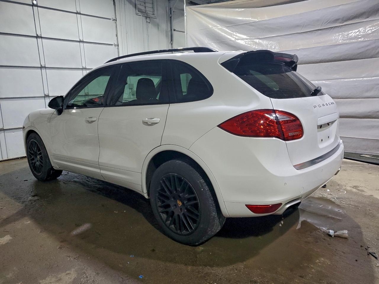 Porsche Cayenne S Hybrid Image 3