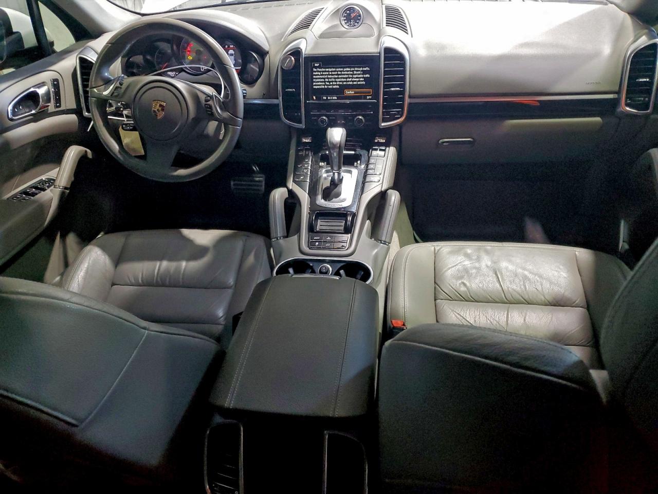 Porsche Cayenne S Hybrid Image 8