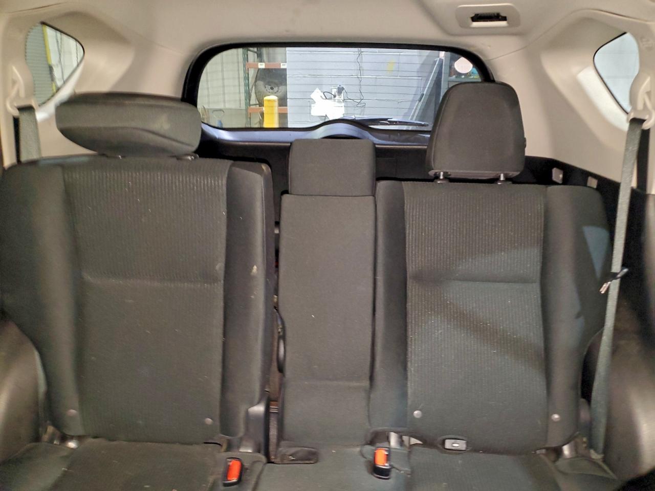 Toyota RAV4 Le Image 5