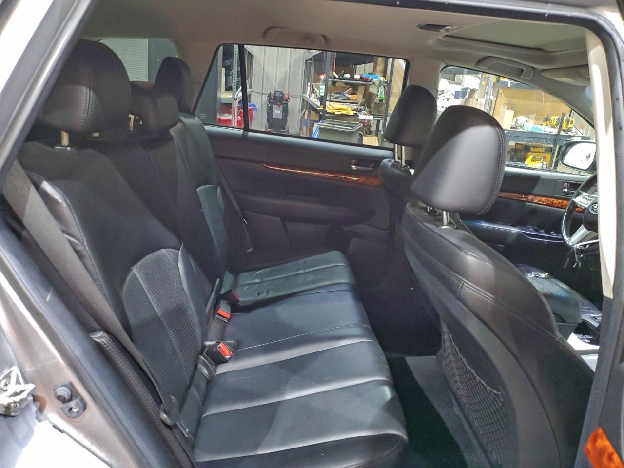 Subaru Outback 2.5i Limited Image 10