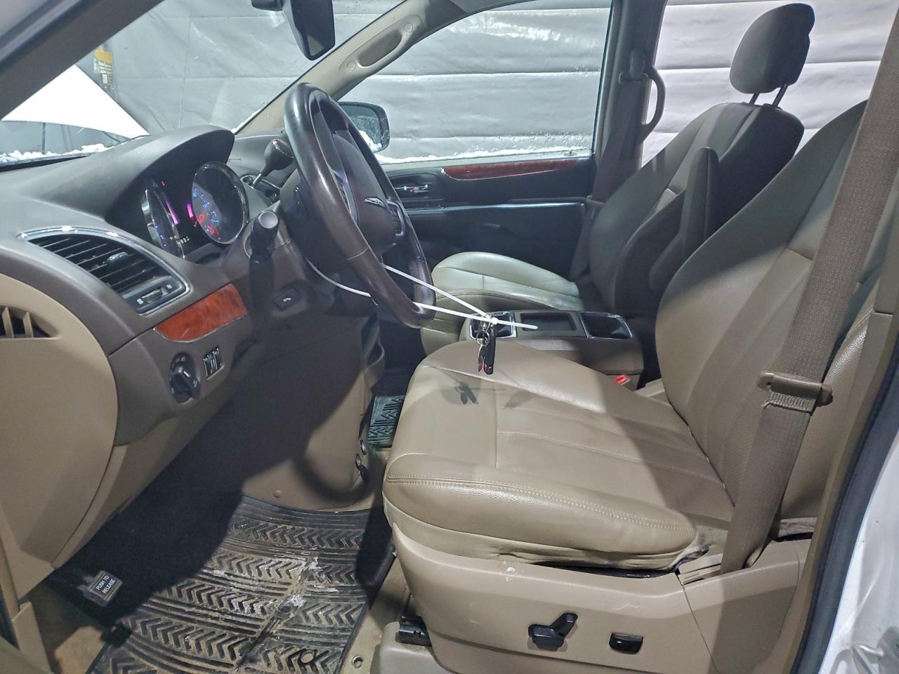 Chrysler Minivan Touring L Image 5