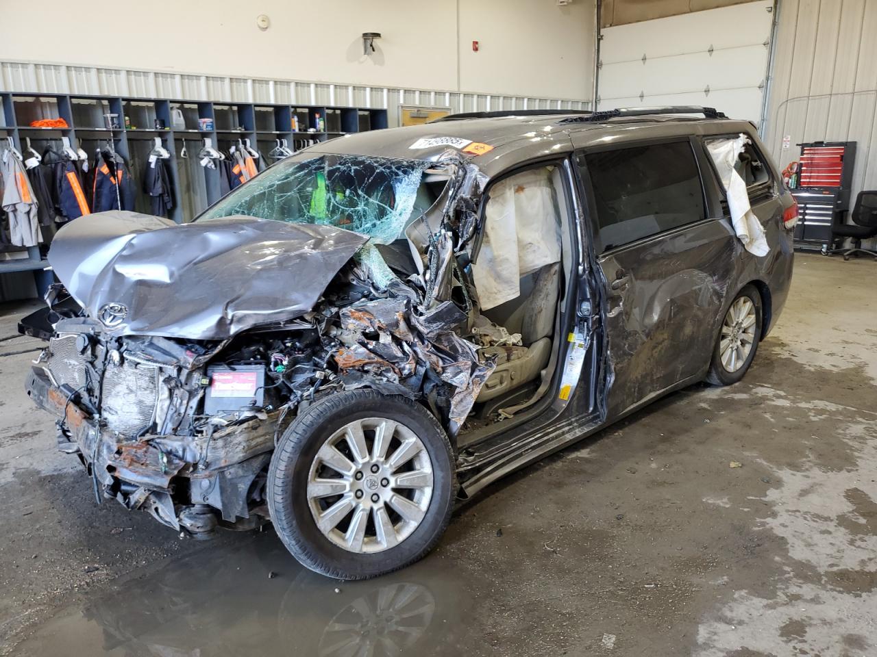 Toyota Sienna Le Image 1