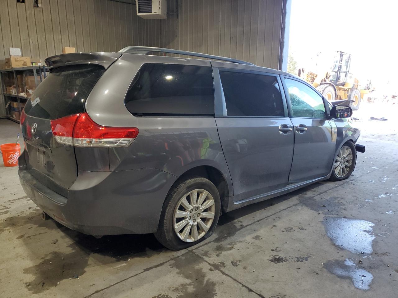 Toyota Sienna Le Image 13