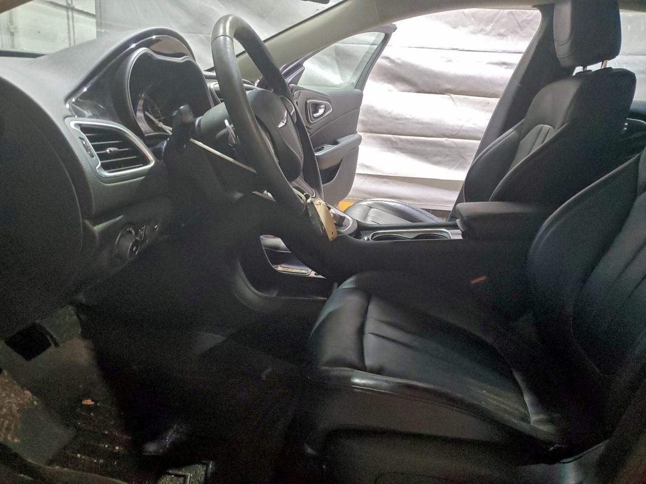 Chrysler 200 C Image 8