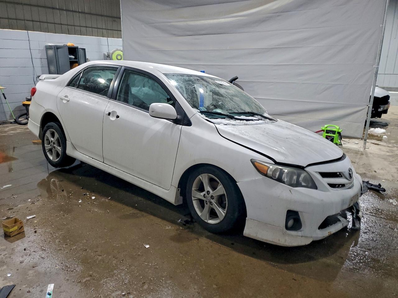 Toyota Corolla Base Image 9