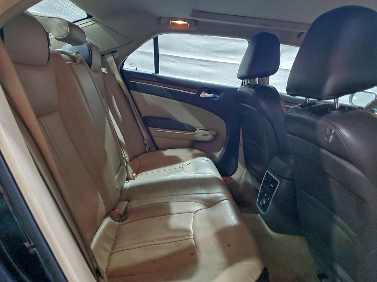 Chrysler 300 Luxury Image 8